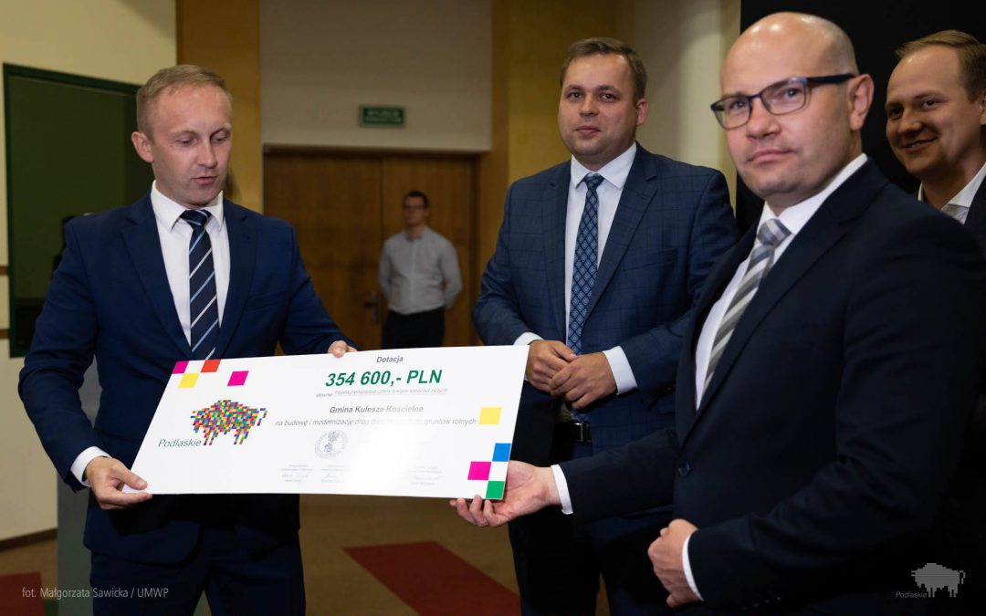 Gmina Kulesze Kościelne otrzymała czek na budowę                         i modernizację dróg dojazdowych do gruntów rolnych!