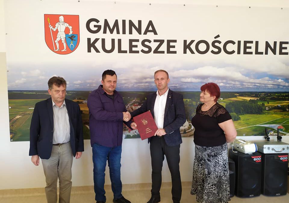 Podpisanie umowy na realizację robót budowlanych pn. „Remont i przebudowa budynków Szkoły Podstawowej im. Kardynała Stefana Wyszyńskiego w Kuleszach Kościelnych.